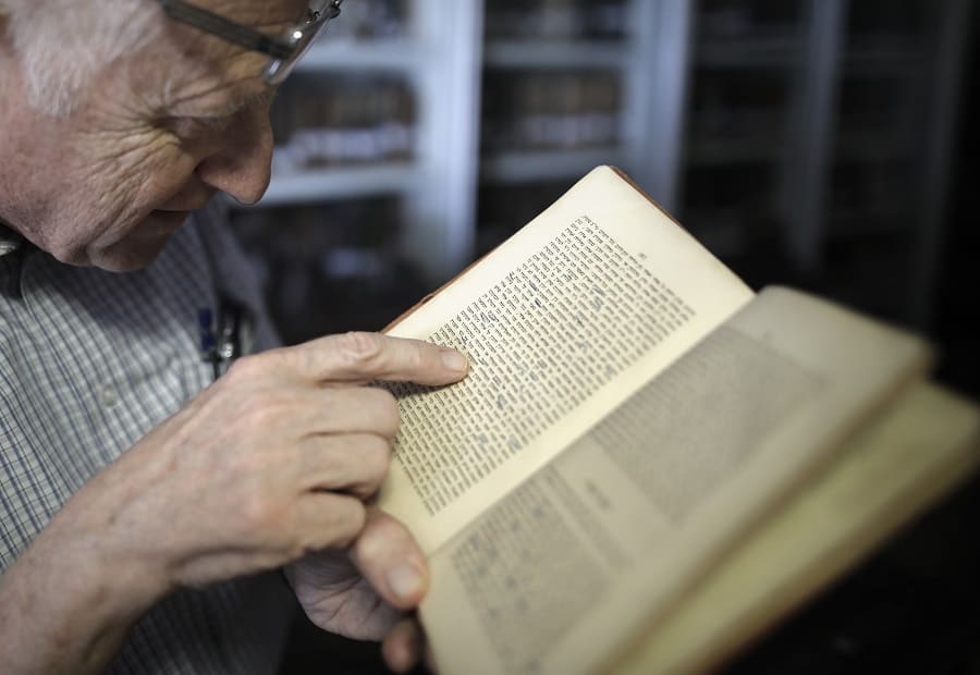 Hombre leyendo