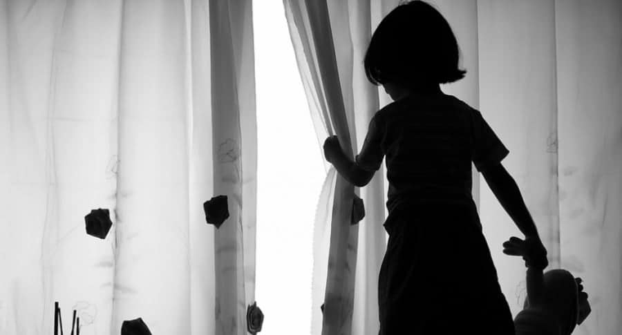 Niña mira por la ventana. Pulzo.