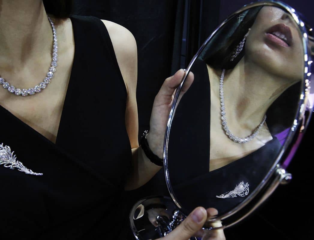 Mujer luce joyas