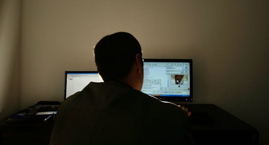 Hombre frente a computador para ilustrar pedofilia