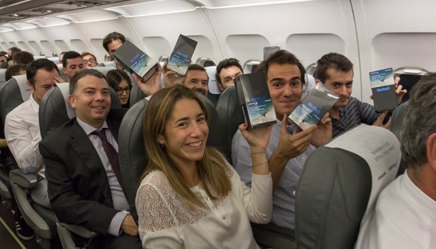 Pasajeros que recibieron Samsung Galaxy Note 8 en vuelo