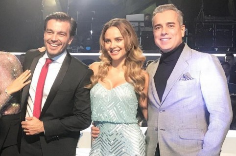 Los actores Luciano D'Alessandro y Jorge Enrique Abello, junto a la presentadora Ximena Córdoba.