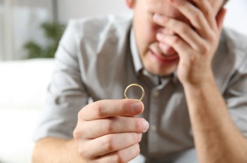 Hombre llora durante propuesta de matrimonio. Pulzo.