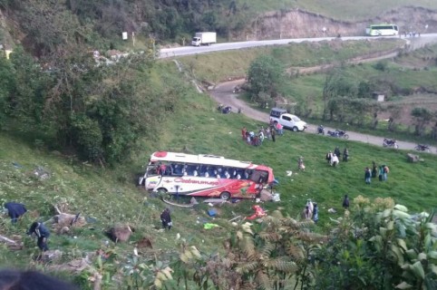 Bus accidentado en la vía Popayán-Puracé. Pulzo.