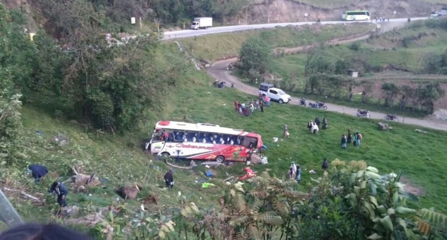 Bus accidentado en la vía Popayán-Puracé. Pulzo.