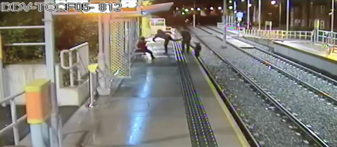 Hombre patea a otro para lanzarlo a vía de tren. Pulzo.