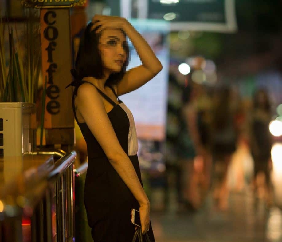 Mujer en local comercial