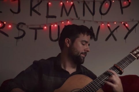 'Youtuber' Nathan Mills hace 'cover' de canciones de 'Stranger Things'. Pulzo.