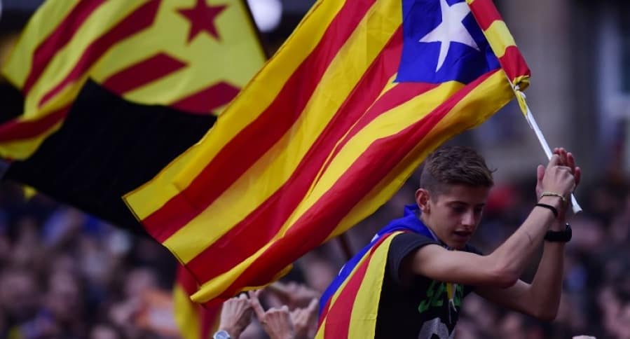 Joven con bandera catalana