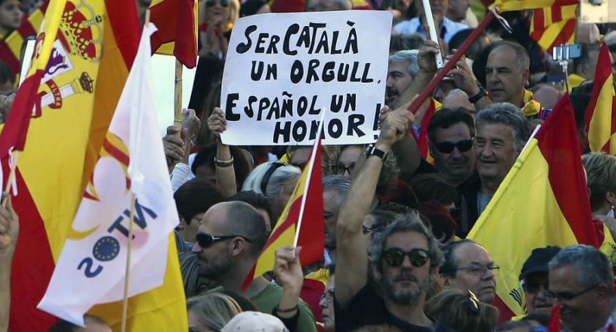 Miles de catalanes protestan en Barcelona contra independencia de Cataluña