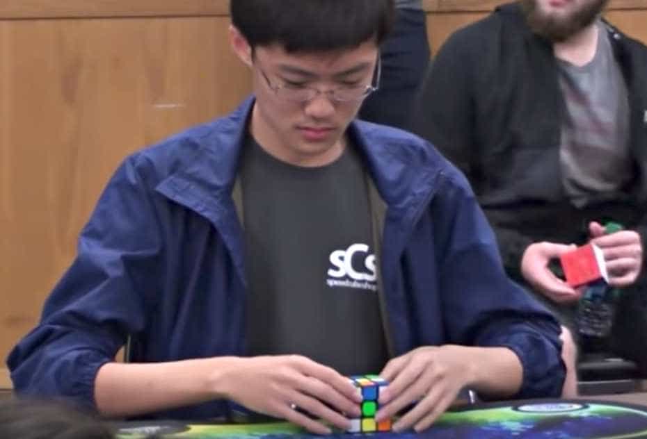 El surcoreano SeungBeom Cho arma cubo de Rubik.