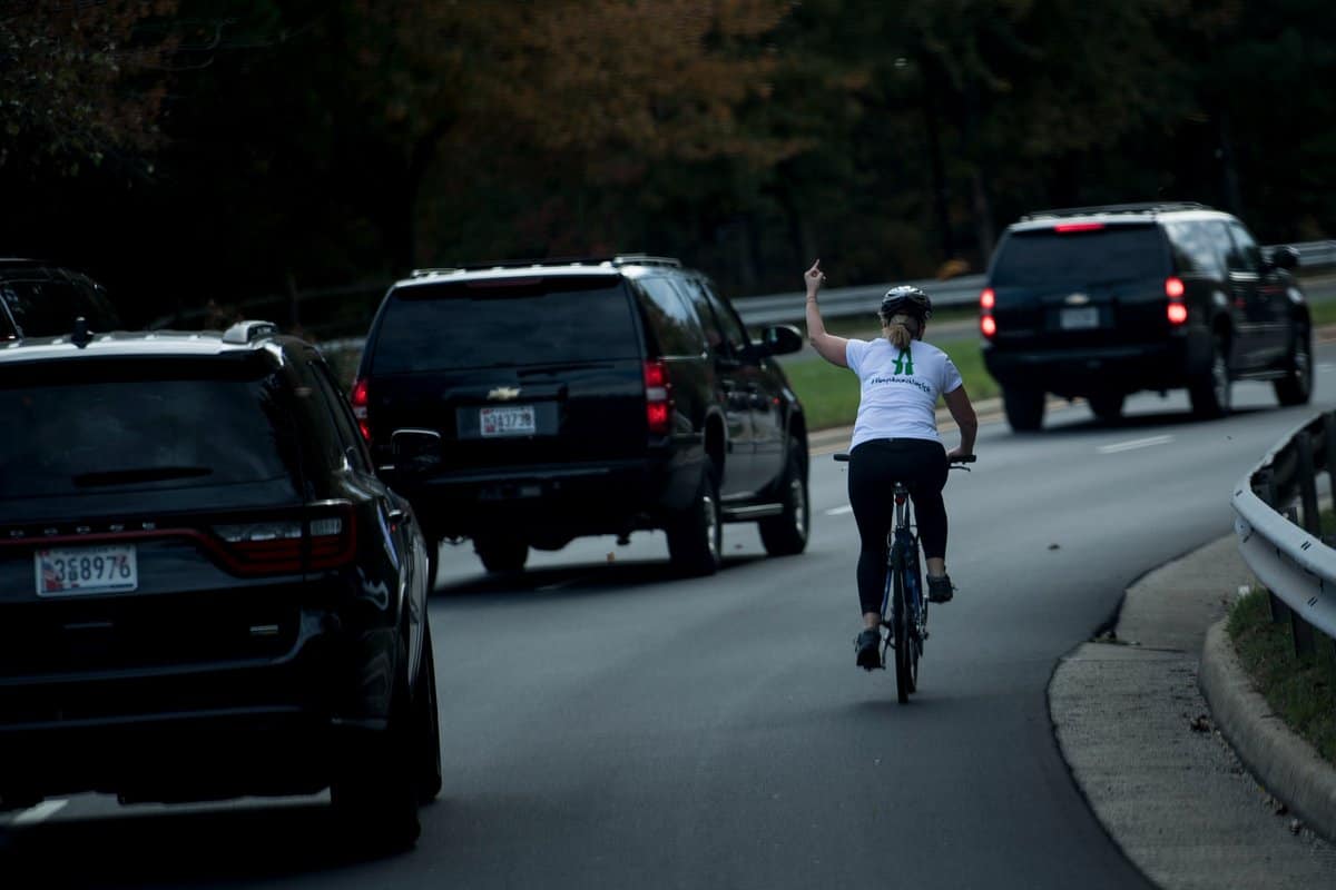 Mujer le hace 'pistola' a Trump