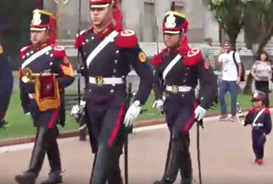 Niño argentino se cuela en ceremonia militar.