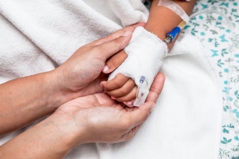 Niña hospitalizada.