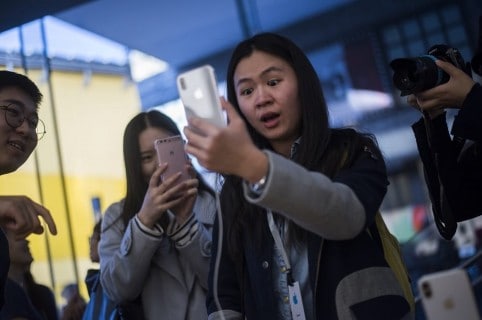 Mujer probando el iPhone X