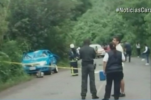 Vehículo al que una roca le cayó encima, en Antioquia. Pulzo.