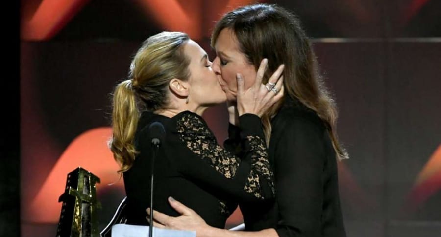 Beso entre Kate Winslet y Allison Janney.