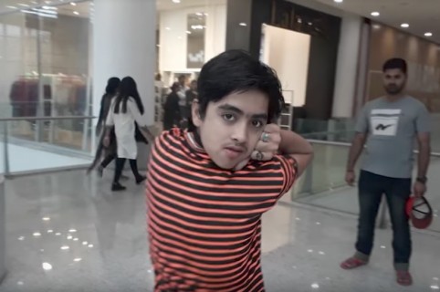 Joven pakistaní que gira la cabeza 180 grados. Pulzo.