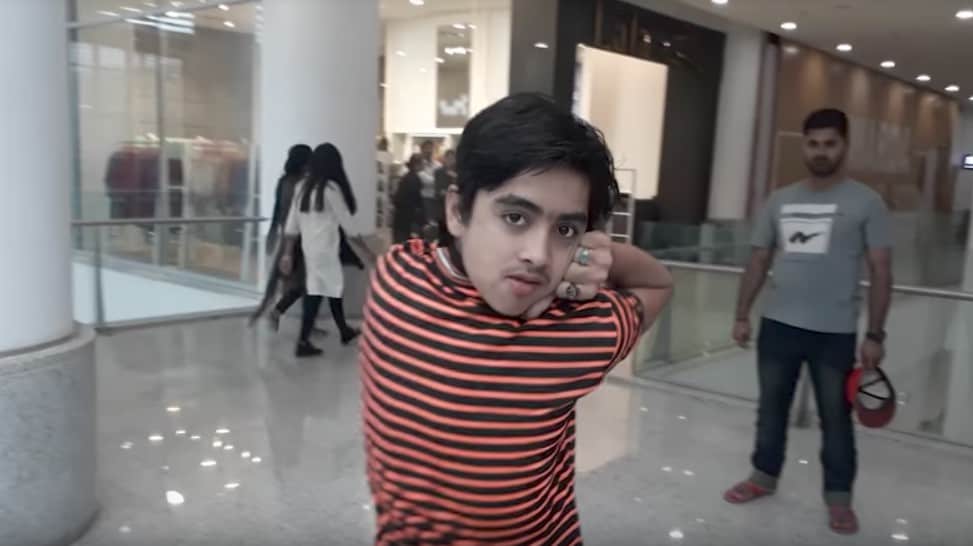 Joven pakistaní que gira la cabeza 180 grados. Pulzo.