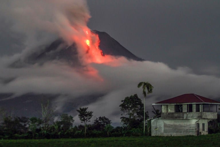 Erupción de volcán en Indonesia. Pulzo.