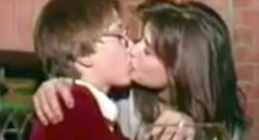 La actriz Demi Moore besa a un niño.