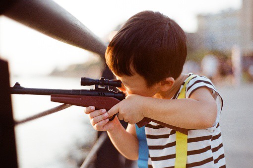 Niño con arma