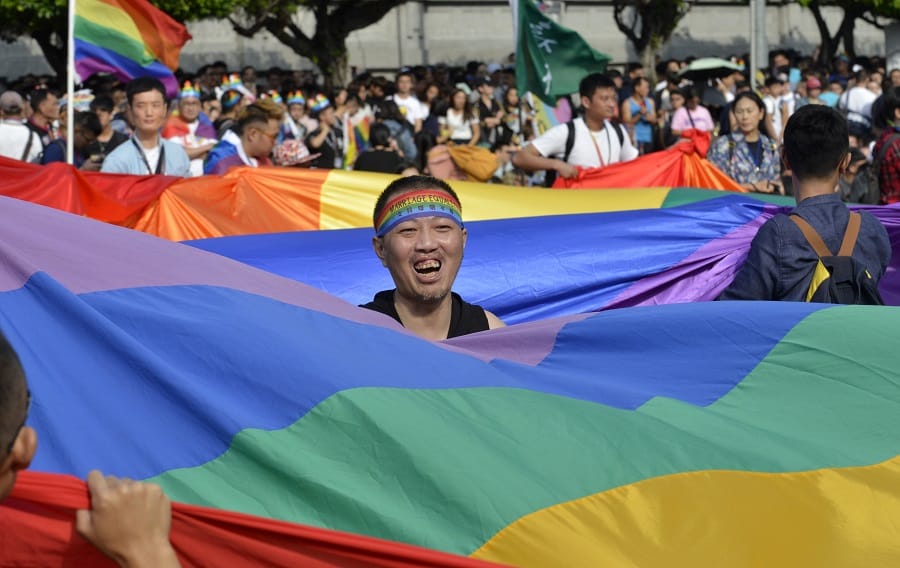 Ciudadano marchando a favor de LGTBI