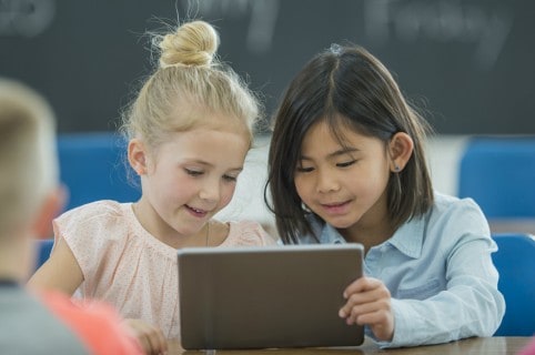 Niños usando Duolingo