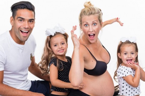 Falcao García, futbolista, junto a su esposa, la cantante Lorelei Tarón, y sus hijas Dominique y Desirée.