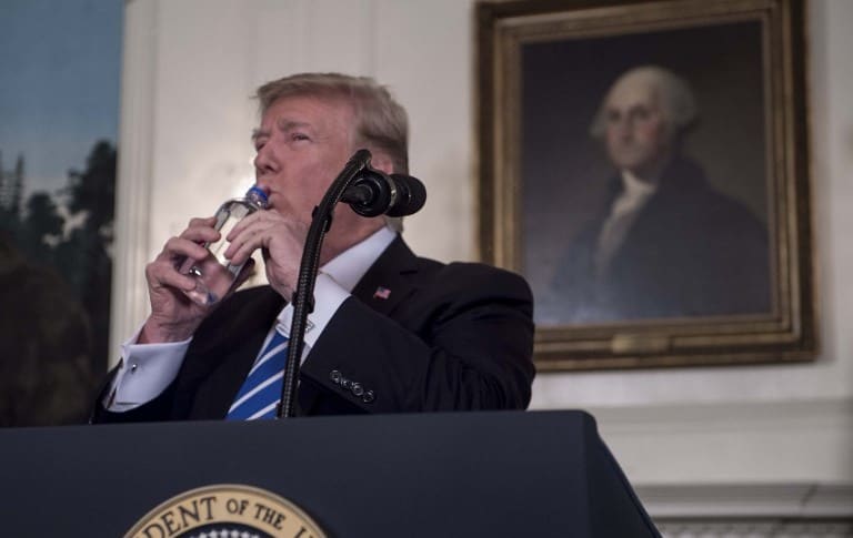 Trump toma agua