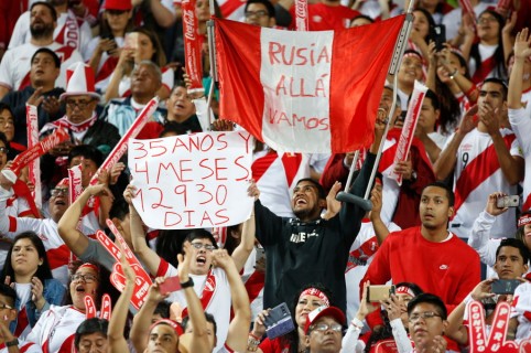 Hinchas peruanos en partido contra Nueva Zelanda. Pulzo.