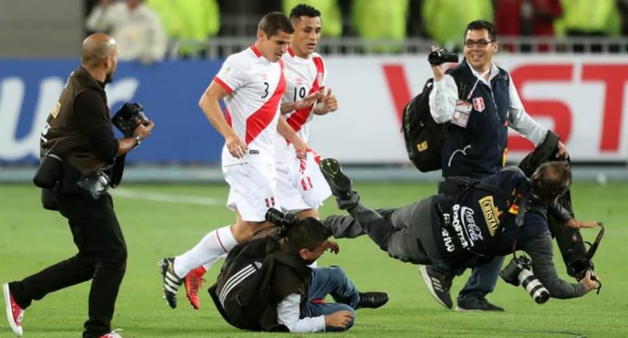 Fotógrafos se caen durante celebración de Perú.