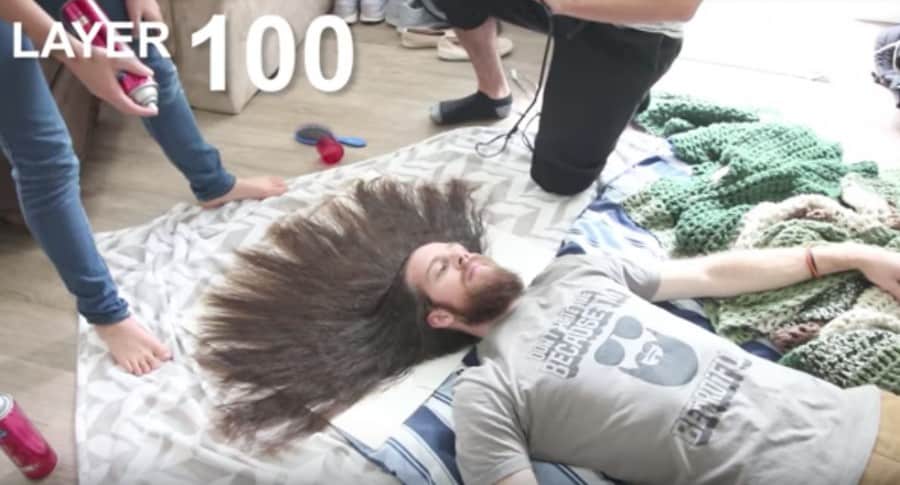 'Youtuber' con 100 capas de laca en el pelo. Pulzo.