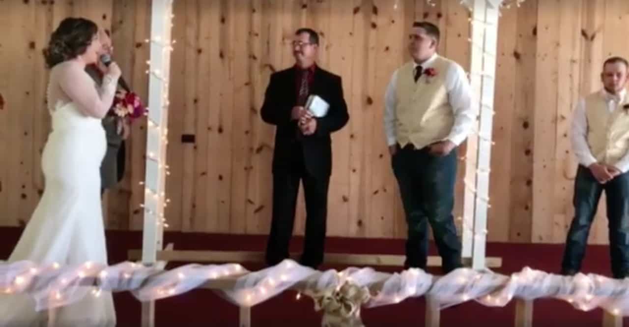 Novia le canta a su futuro esposo. Pulzo.