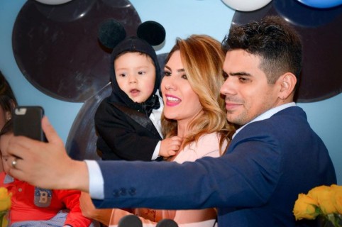 Ana Karina Soto, presentadora de RCN, junto a su hijo, Dante, y su pareja, el actor Alejandro Aguilar.