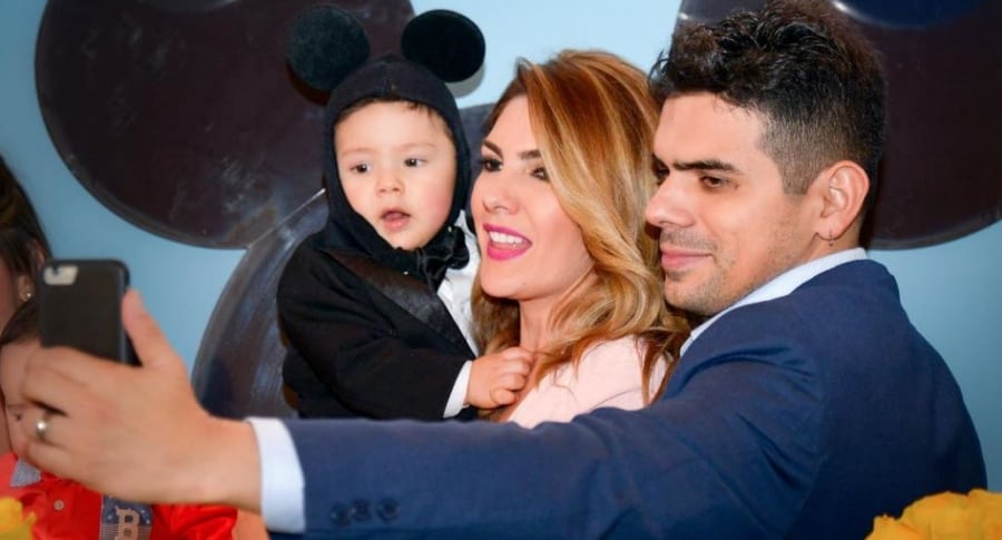 Ana Karina Soto, presentadora de RCN, junto a su hijo, Dante, y su pareja, el actor Alejandro Aguilar.