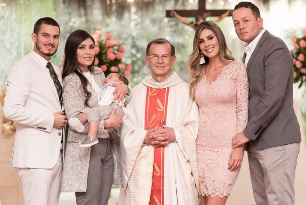 El cantante Pipe Bueno, Susana González, la presentadora Carolina Soto y su esposo Germán González, en el bautizo de Valentino.