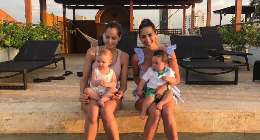 Las presentadoras Laura Acuña y Carolina Soto con su hijos Helena y Valentino, respectivamente.