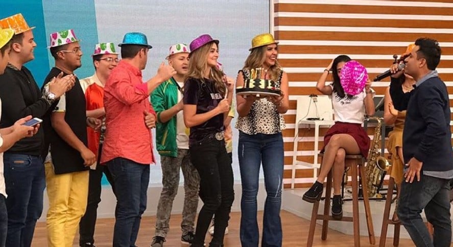 En 'Día a día' celebraron cumpleaños de presentadora Catalina Gómez con pastel y serenata.