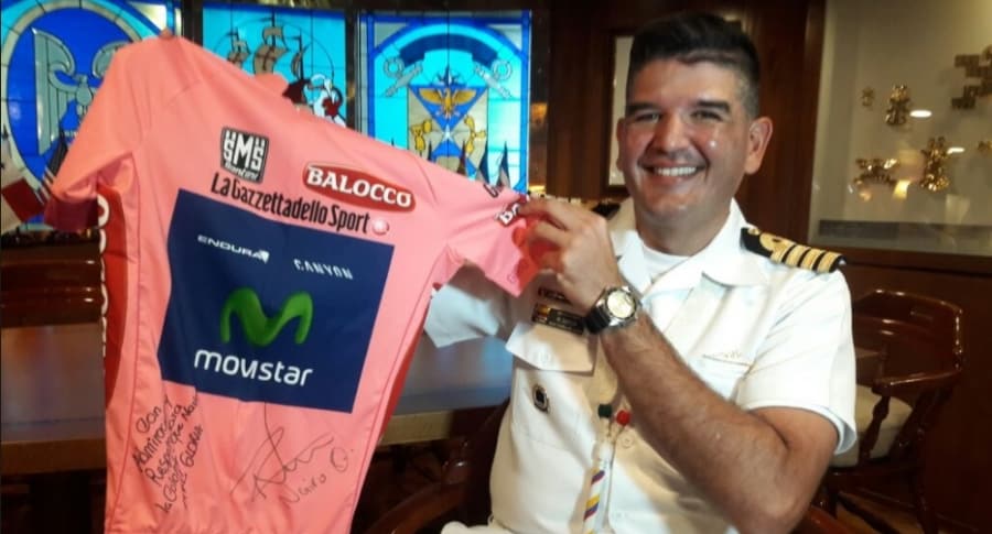 Camiseta de Nairo Quintana en buque Gloria