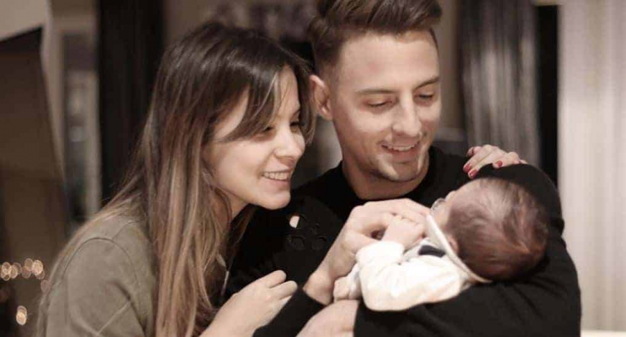El futbolista Santiago Arias junto a su esposa, la modelo Karin Jiménez, y su hijo Thiago.