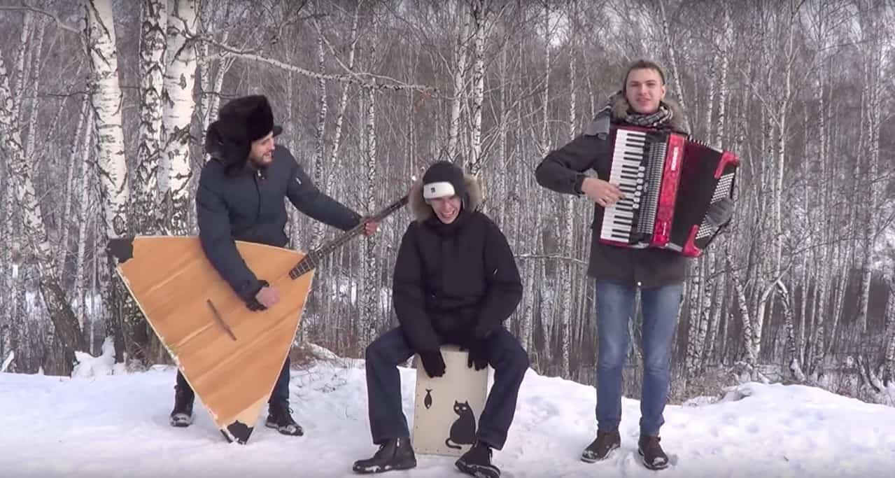 Músicos rusos interpretando 'Despacito'. Pulzo.