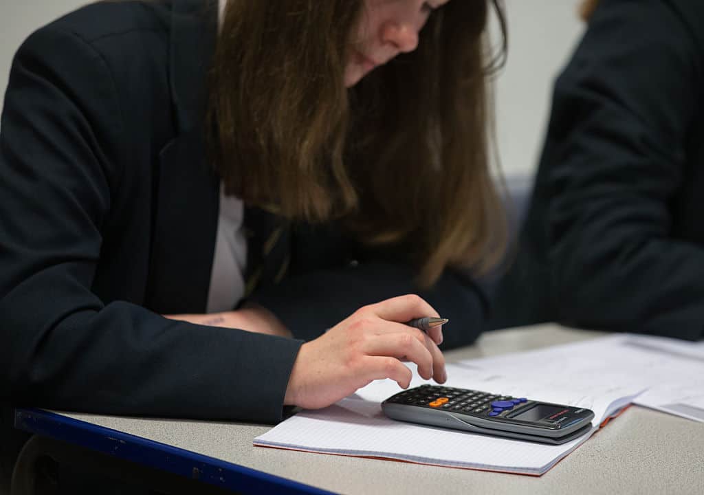 Estudiante de colegio. Pulzo.