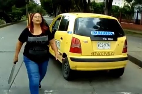 Mujer agrede con machete a motociclista