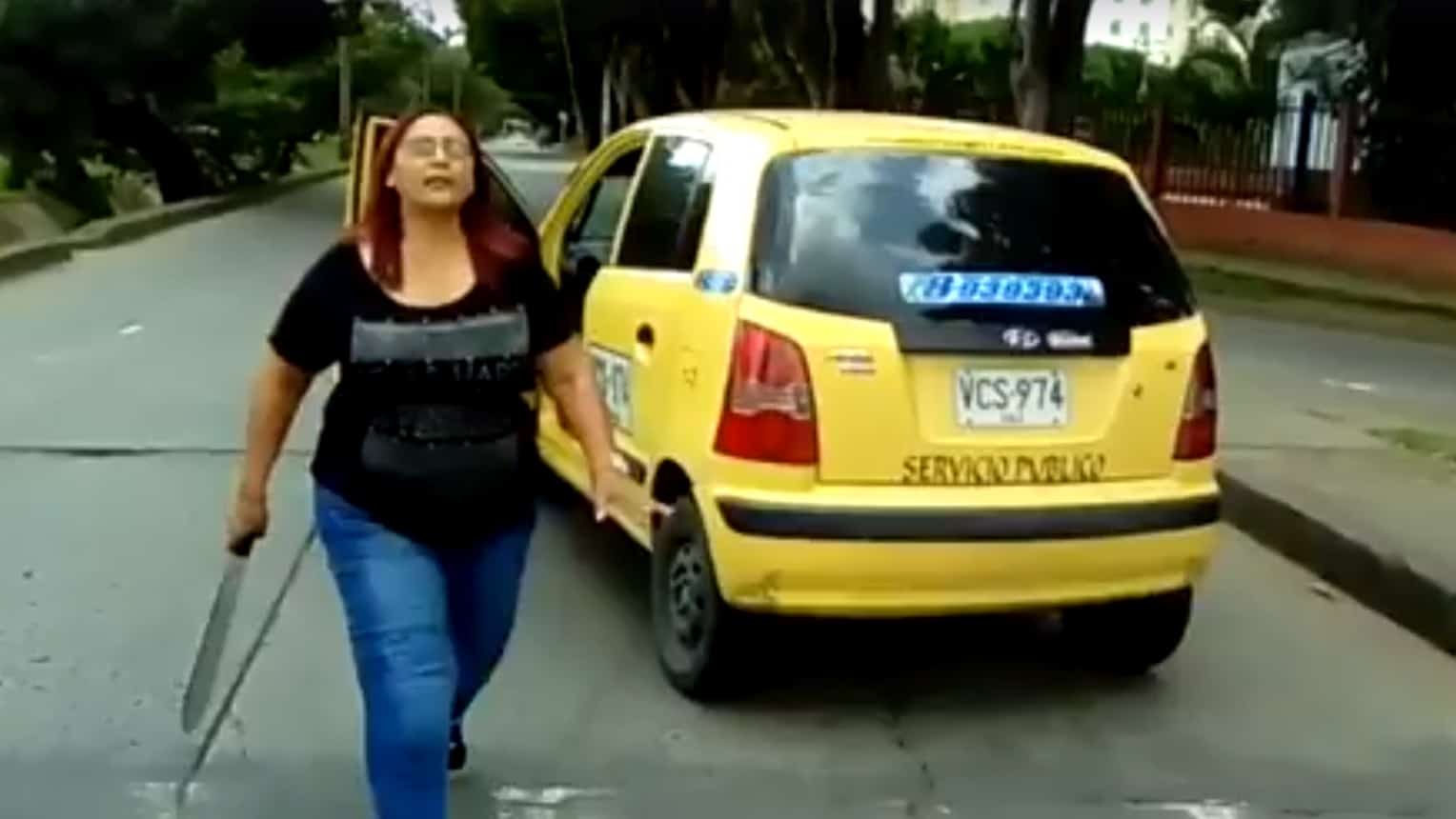 Mujer agrede con machete a motociclista