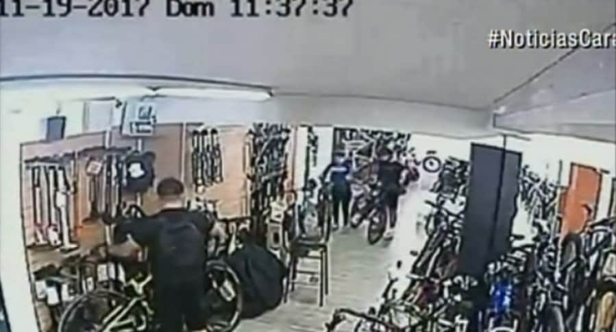 Ladrón robando bicicleta en tienda de Bogotá. Pulzo.