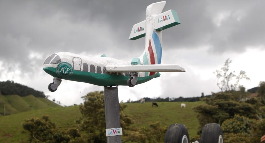 Tragedia del Chapecoense aún tiene huellas vivas en cerro donde cayó el avión