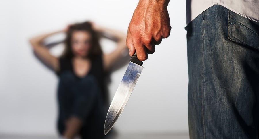 Hombre con cuchillo ataca a mujer