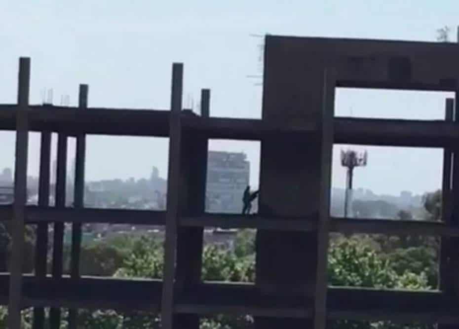 Pareja teniendo sexo en una construcción.