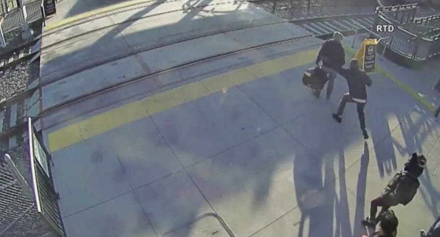 Hombre salva a ciego de ser atropellado por tren. Pulzo.